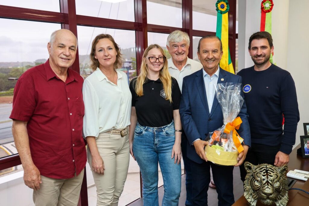 Nésio de Medeiros, Fabrícia Waterkemper, Giulia Fabrin Scussel, Agenor Sartori Castgna, Jorginho Mello e Deivide Saccon.